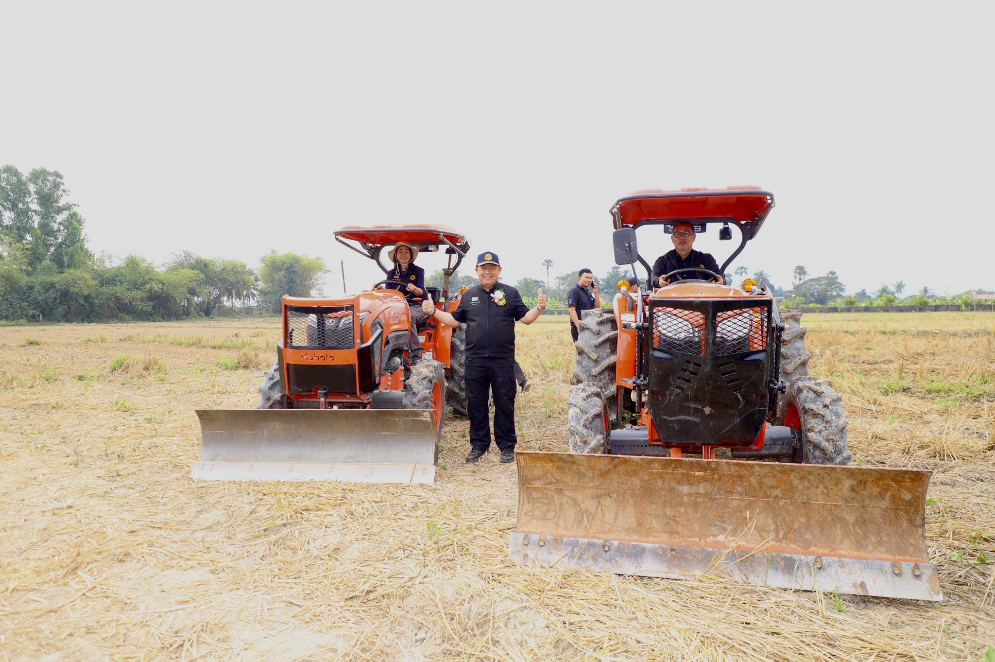 title - เลขาฯ ส.ป.ก. ร่วมงาน “ไถกลบ ตอซัง สร้างดินยั่งยืน ฟื้นสิ่งแวดล้อม”